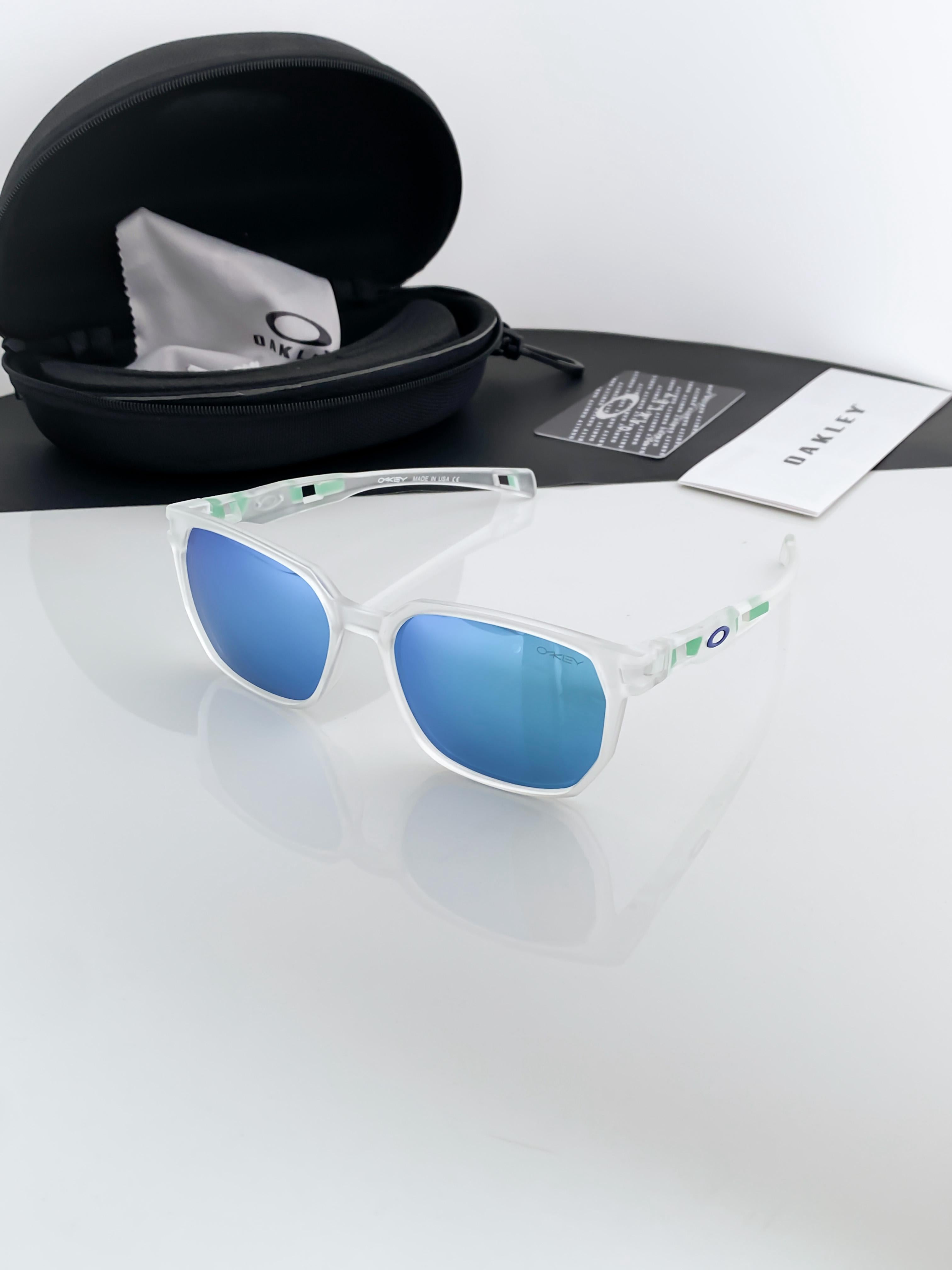 oak_ley_blue_white