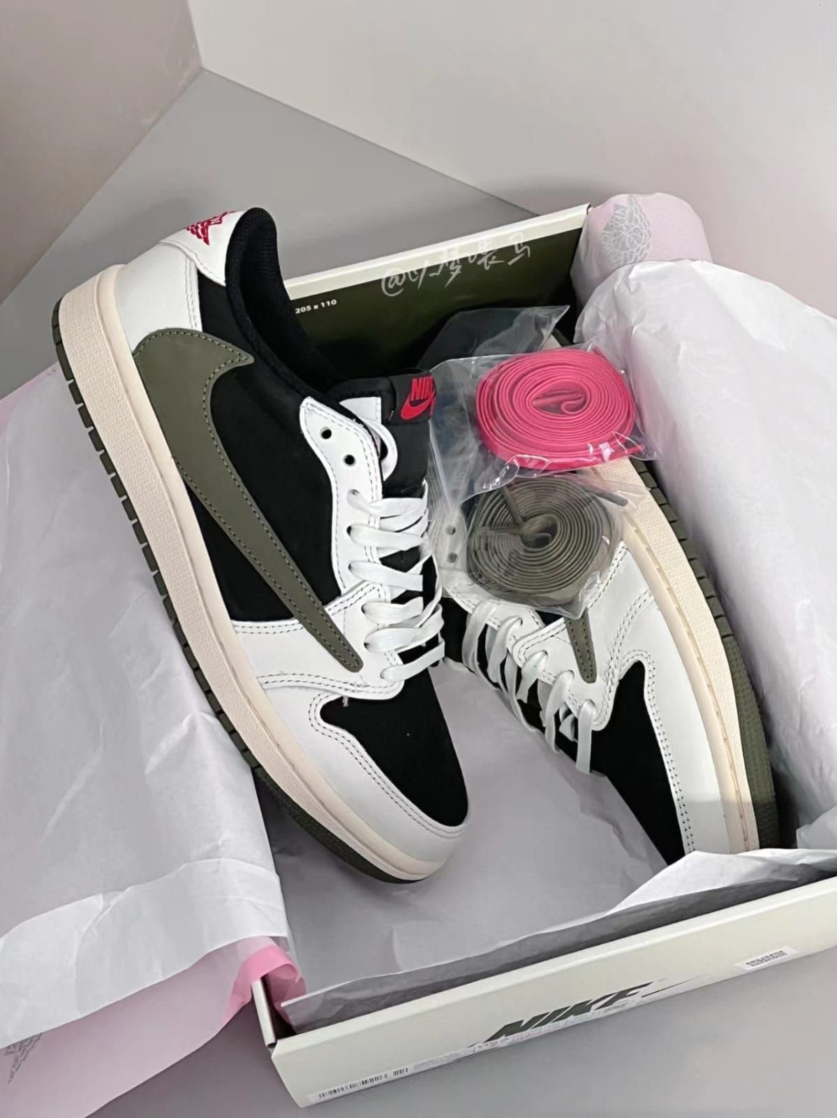 NIK_E AIR JORDON LOW X TRAVISS SCOTTT OLIVE