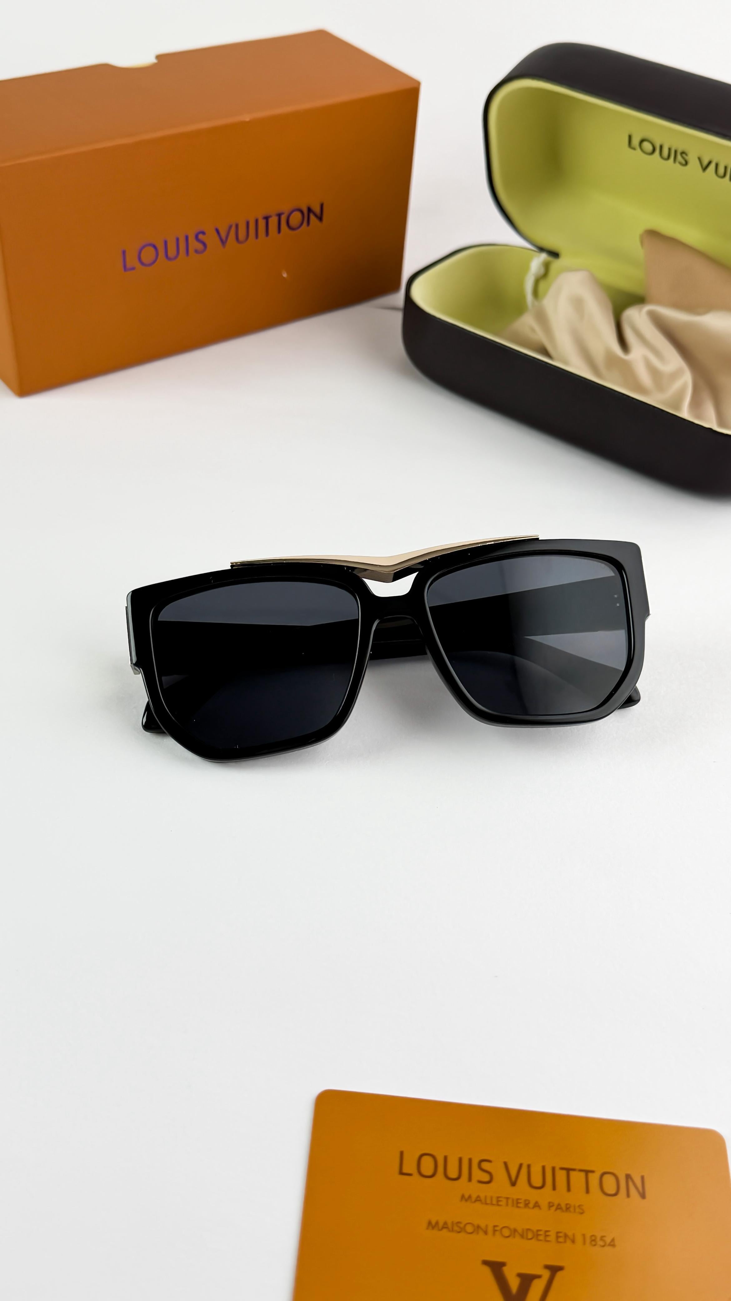 *LOUI_S VUI_TTON GOLD BLACK