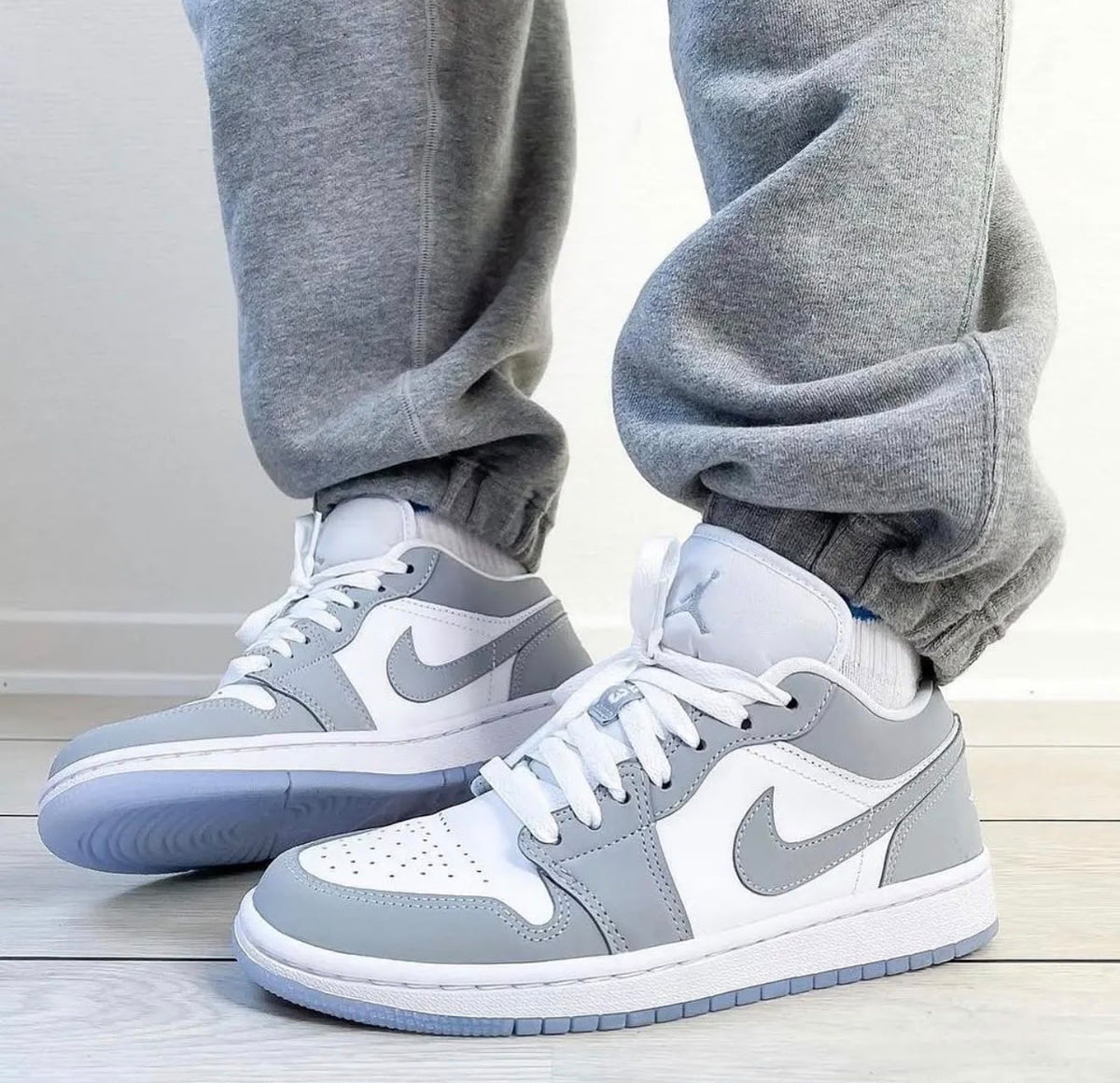NIK_E AIR JORDAN 1 LOW WHITE WOLF GREY