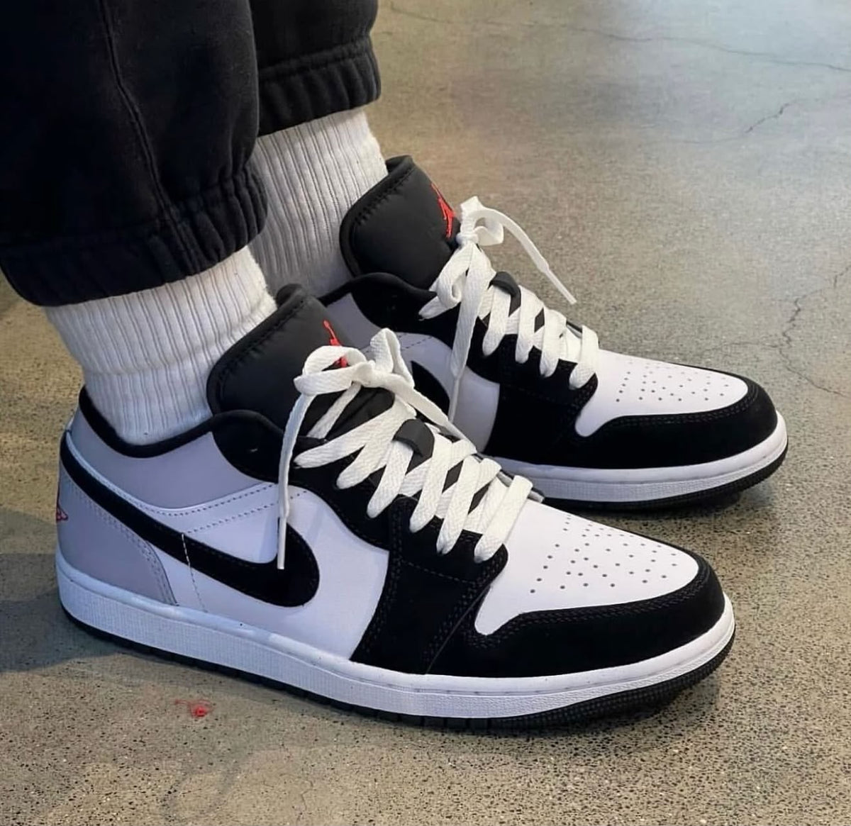 NIK_E AIR JORDAN 1 WHITE FIRE RED BLACK