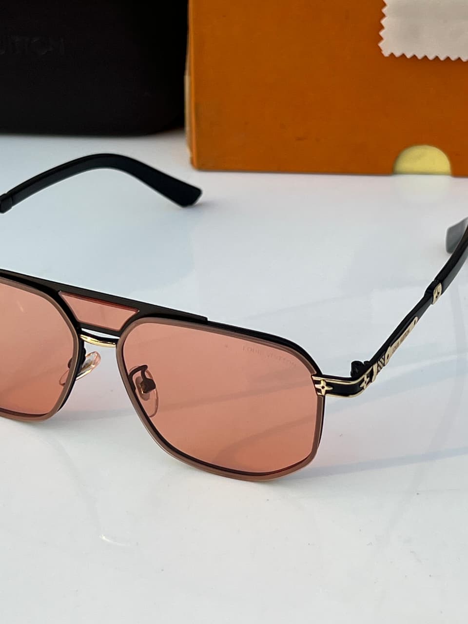 L_uis vuit_ton 2593 black red