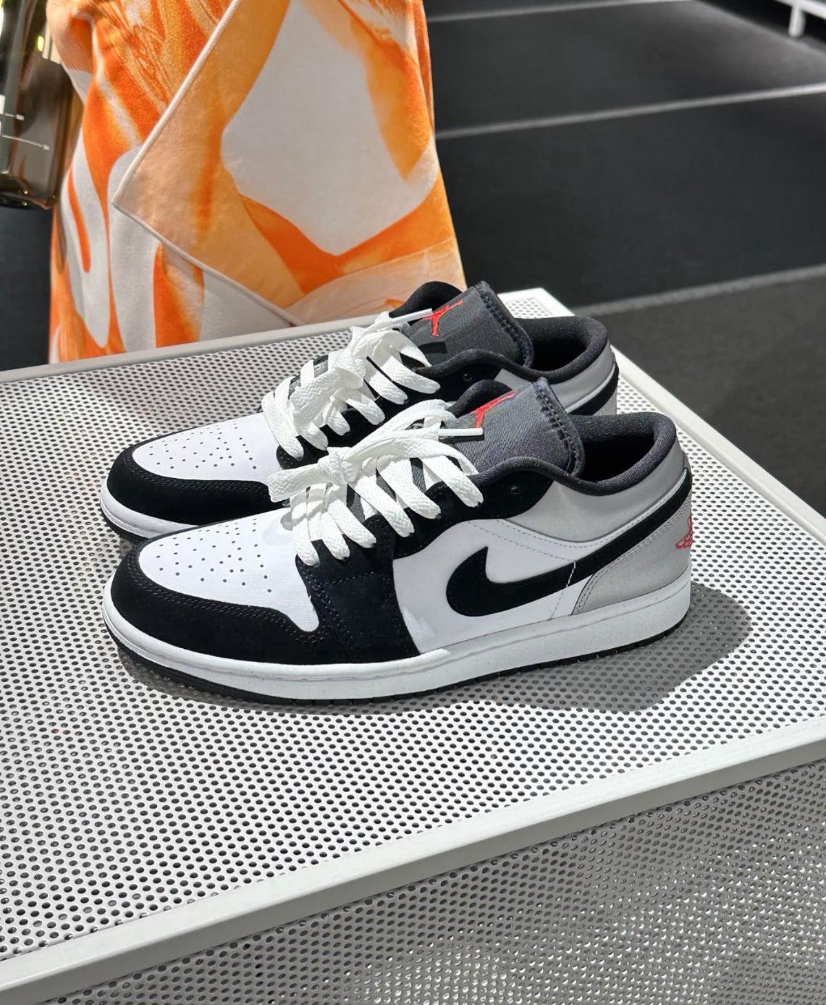 NIK_E AIR JORDAN 1 WHITE FIRE RED BLACK