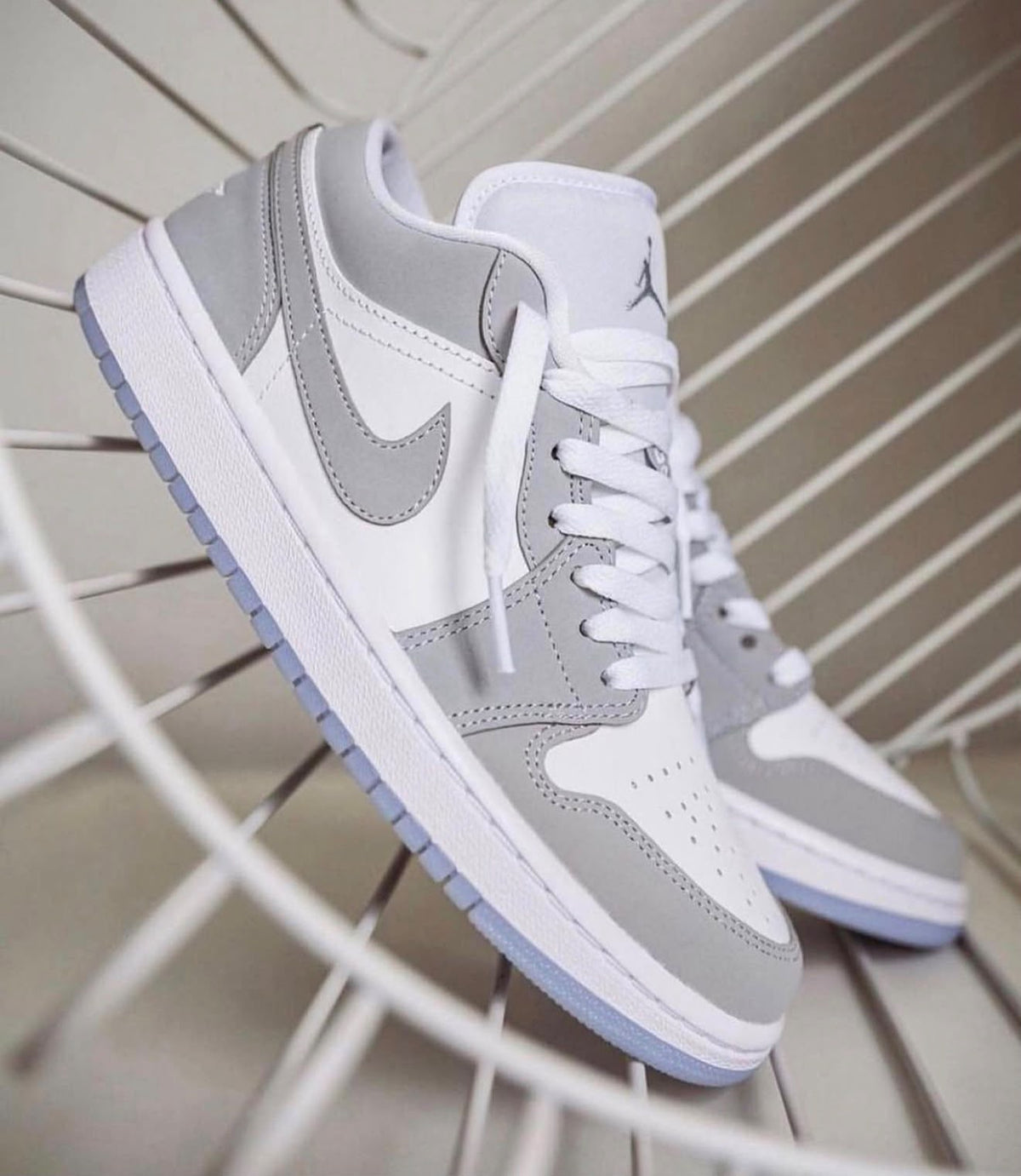 NIK_E AIR JORDAN 1 LOW WHITE WOLF GREY