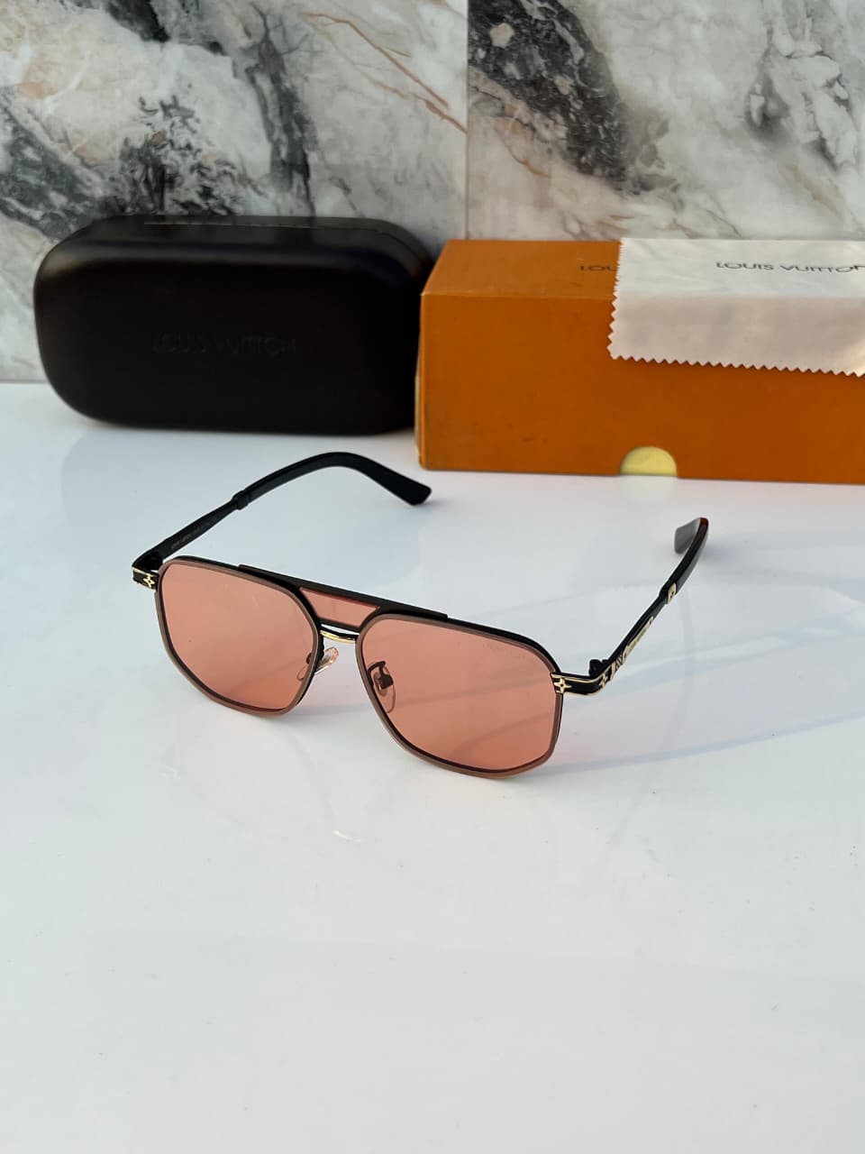 L_uis vuit_ton 2593 black red
