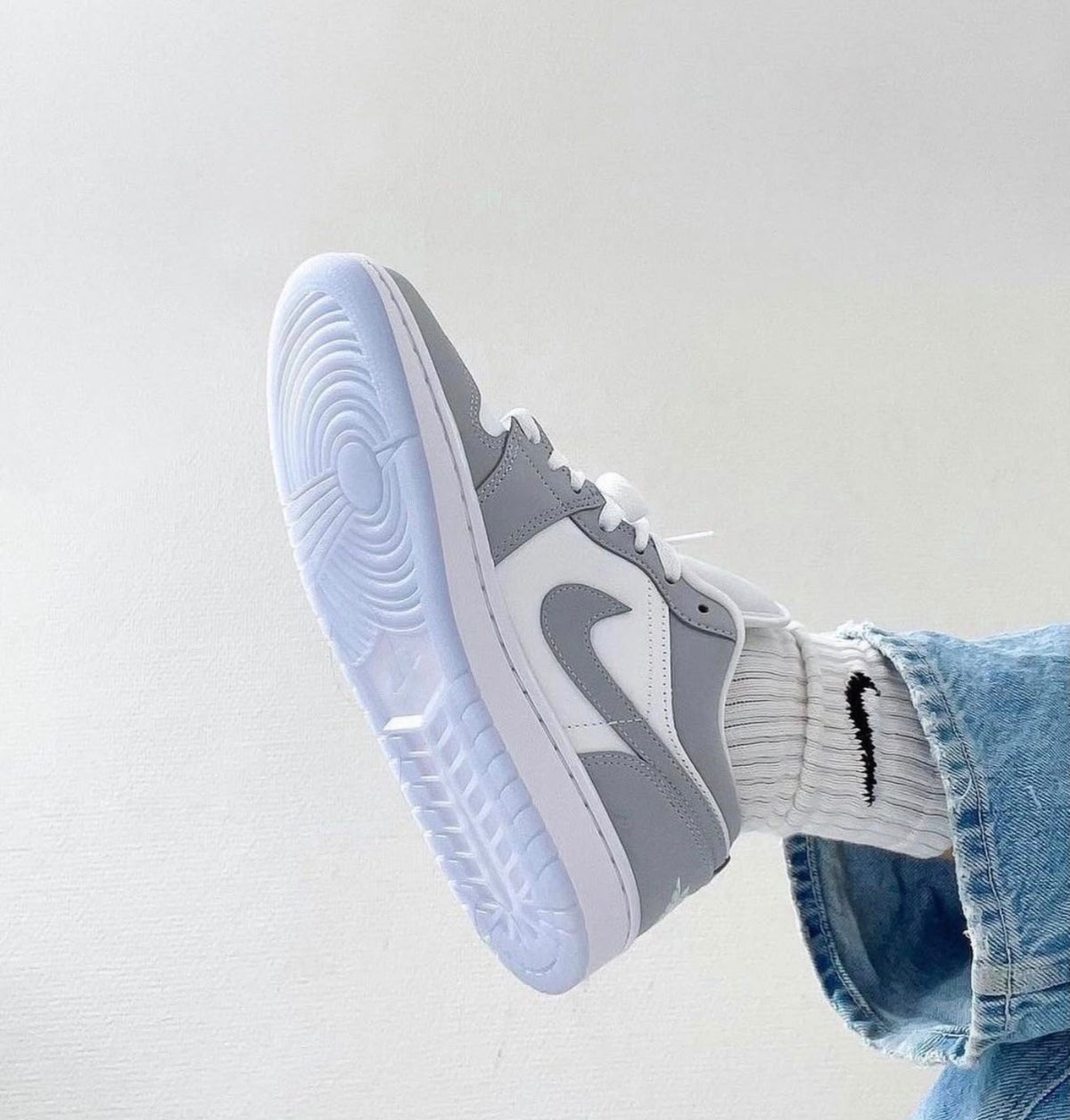 NIK_E AIR JORDAN 1 LOW WHITE WOLF GREY